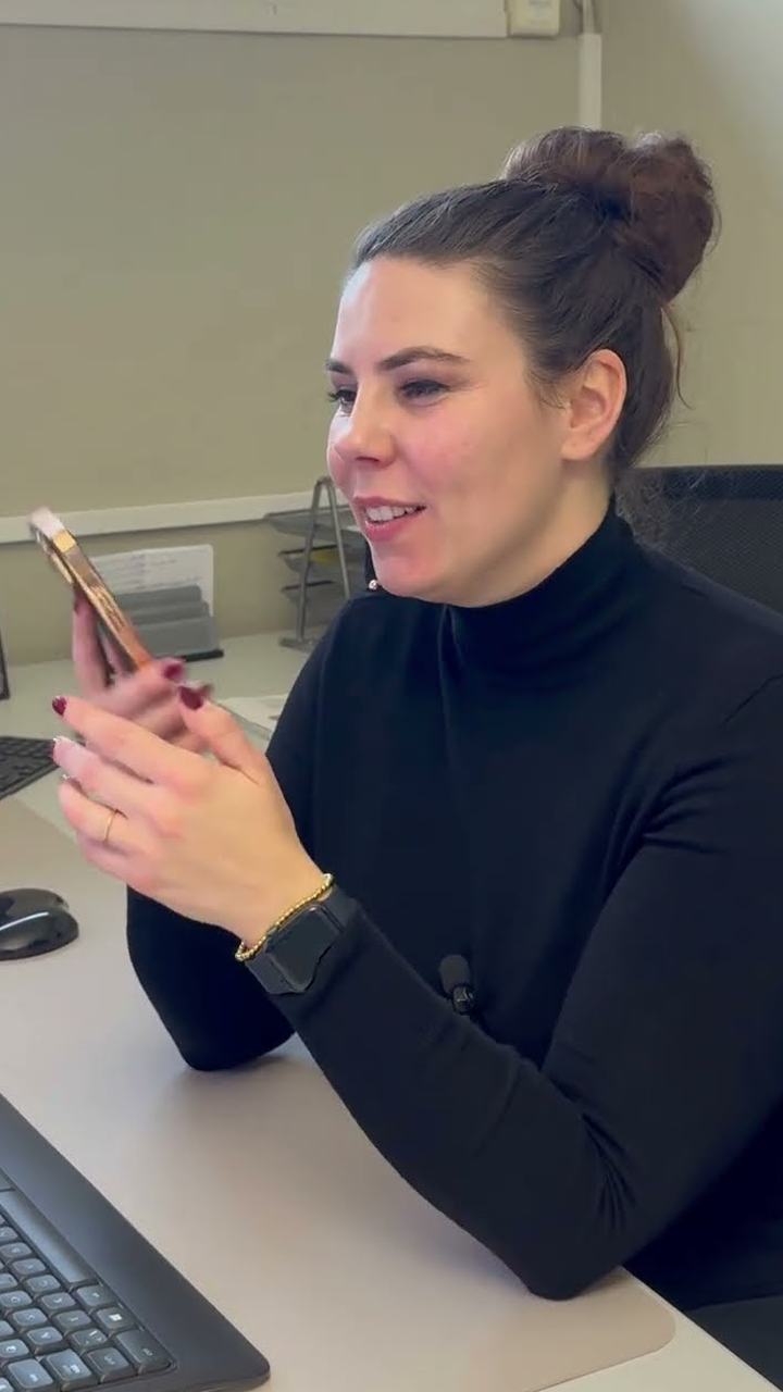 Eine Anruferin im Gespräch mit Anna, Standbild aus dem Video